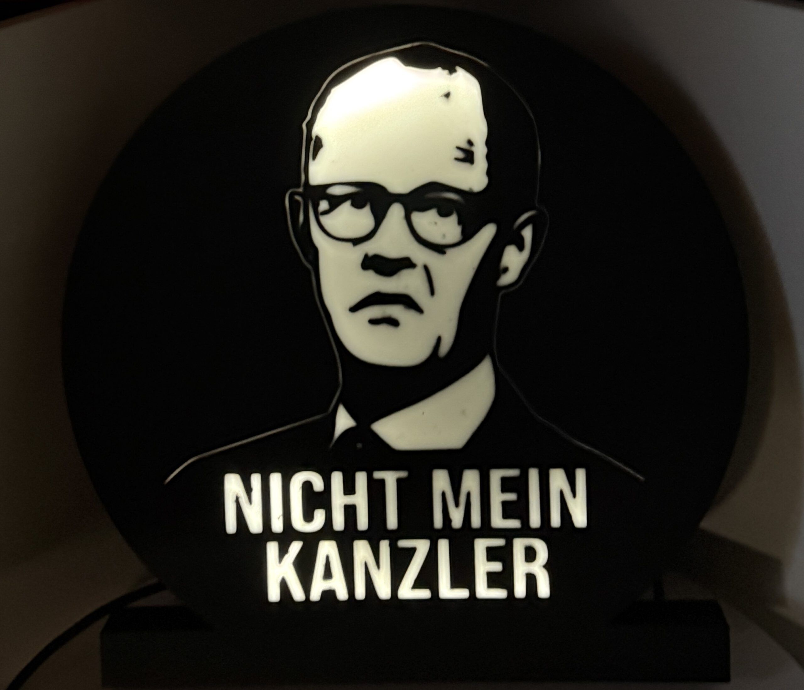 Leuchtkasten „Meine Kanzlerin“ – Alice Weidel Silhouette | 3D-gedruckte Lightbox | Politisches Statement | Satire - Leuchtkasten - AfD Lampe – Bild 2