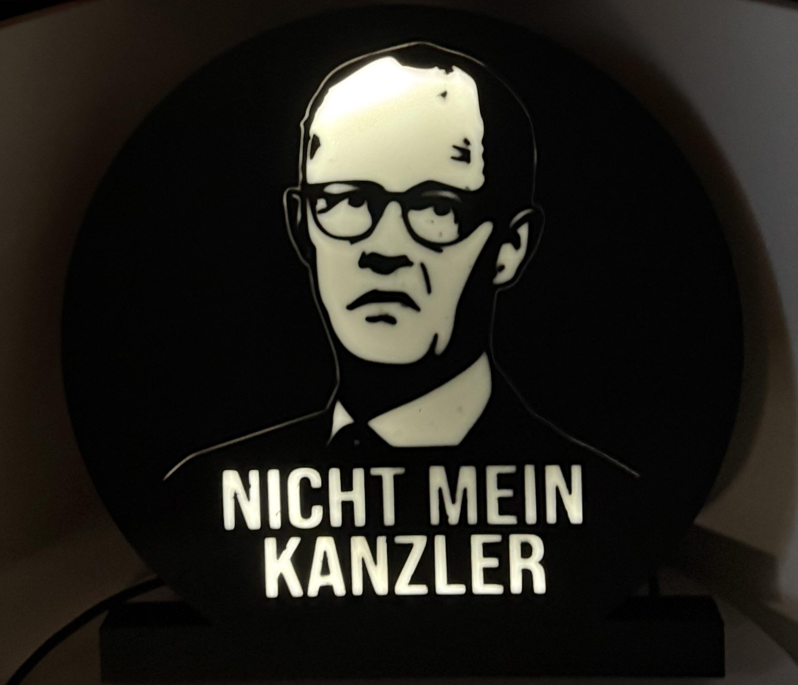 Leuchtkasten „Nicht mein Kanzler – Friedrich Merz“ | 3D-gedruckte Lampe | Statement Lightbox | Schwarz-Weiß – Bild 4