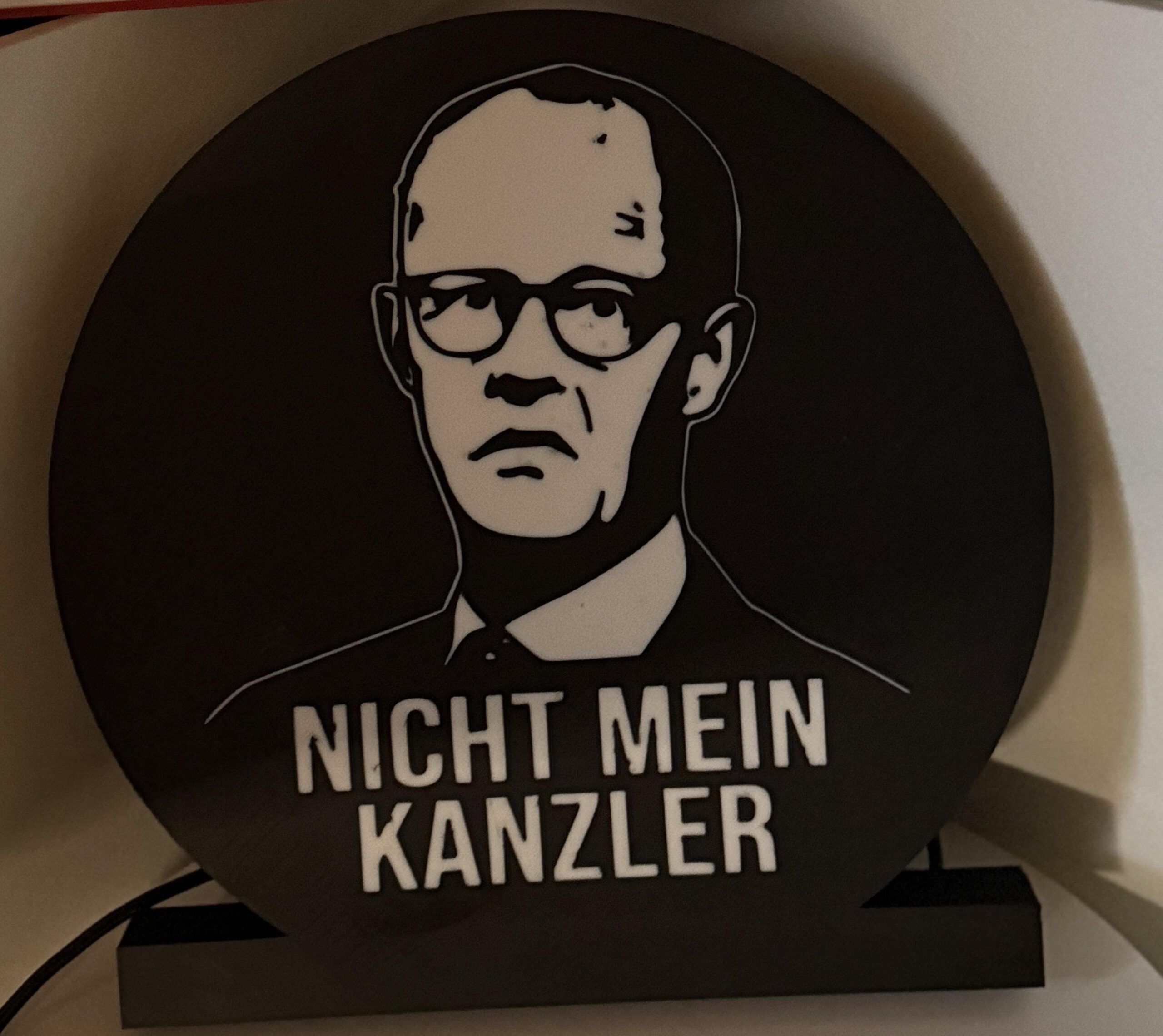 Leuchtkasten „Nicht mein Kanzler – Friedrich Merz“ | 3D-gedruckte Lampe | Statement Lightbox | Schwarz-Weiß – Bild 3