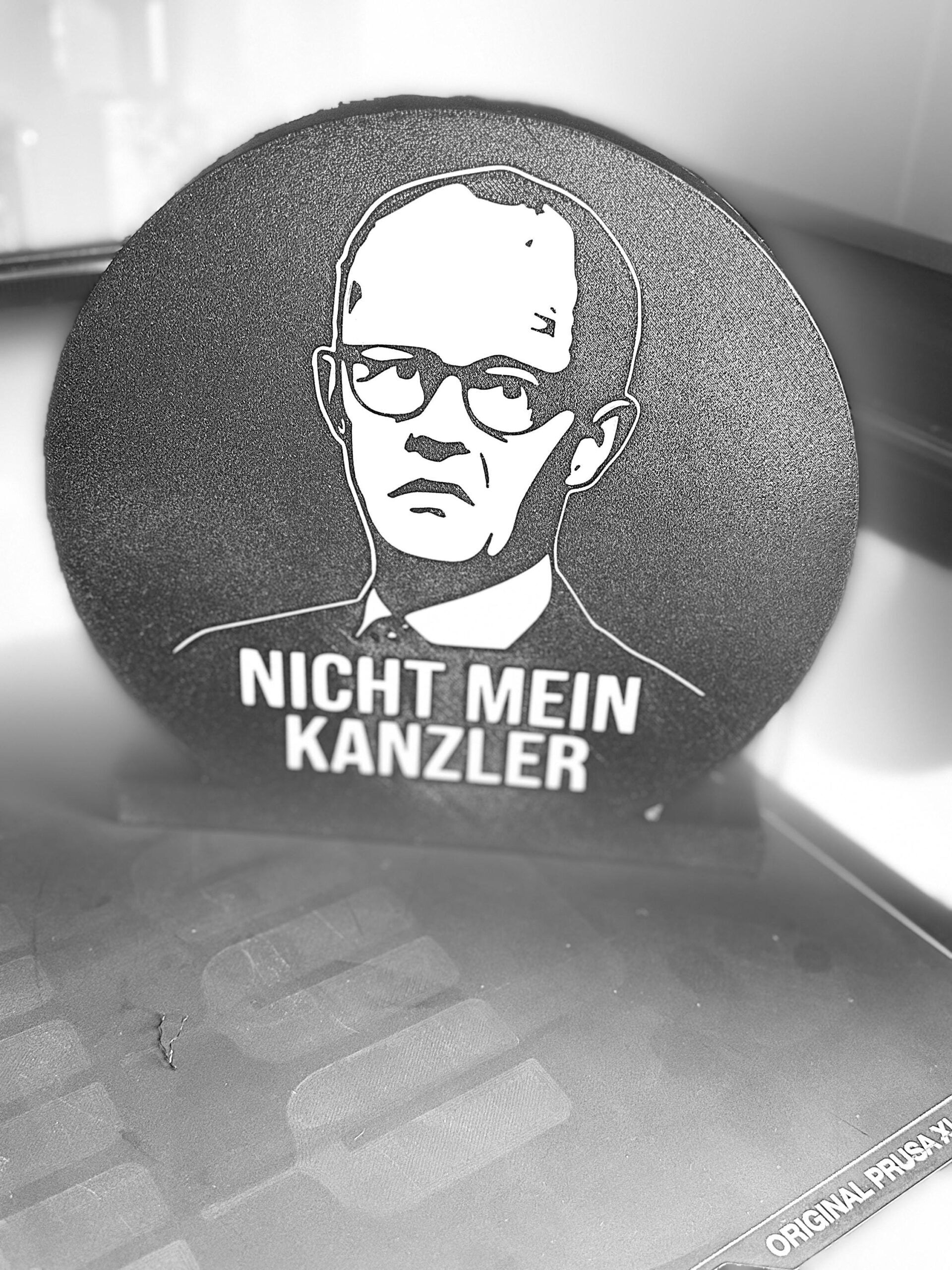 Leuchtkasten „Nicht mein Kanzler – Friedrich Merz“ | 3D-gedruckte Lampe | Statement Lightbox | Schwarz-Weiß – Bild 6