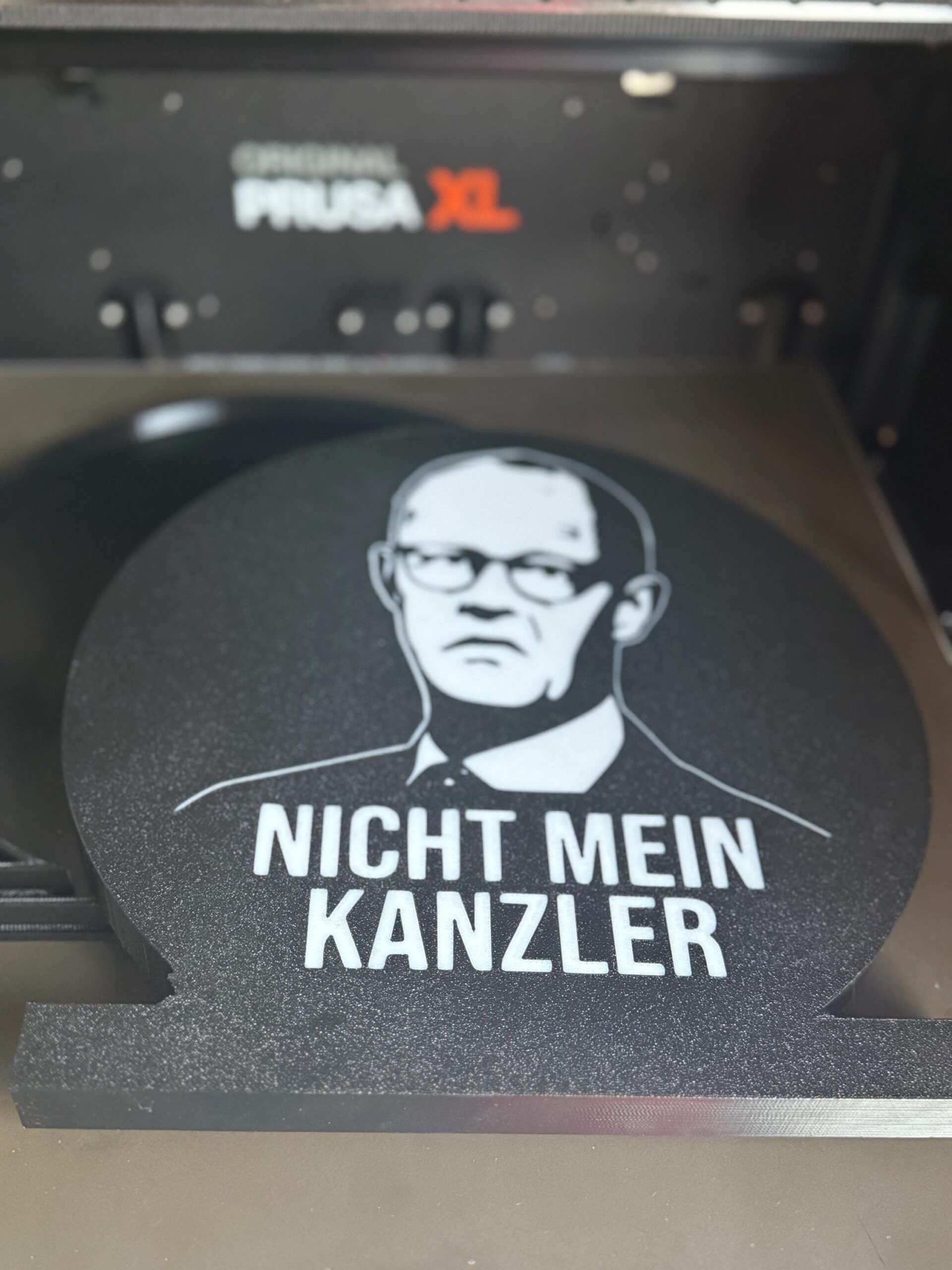 Leuchtkasten „Nicht mein Kanzler – Friedrich Merz“ | 3D-gedruckte Lampe | Statement Lightbox | Schwarz-Weiß – Bild 8