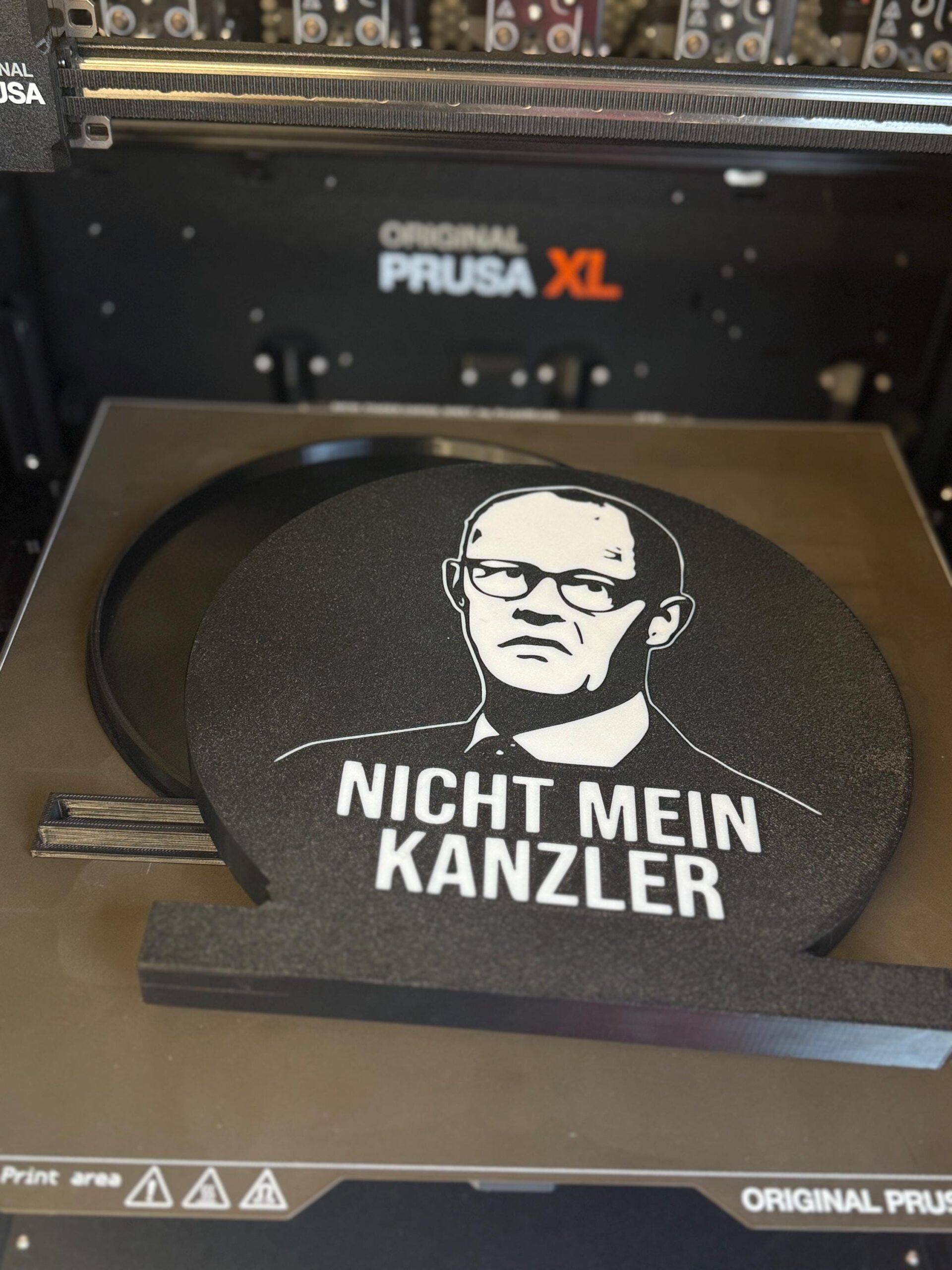 Leuchtkasten „Nicht mein Kanzler – Friedrich Merz“ | 3D-gedruckte Lampe | Statement Lightbox | Schwarz-Weiß – Bild 9