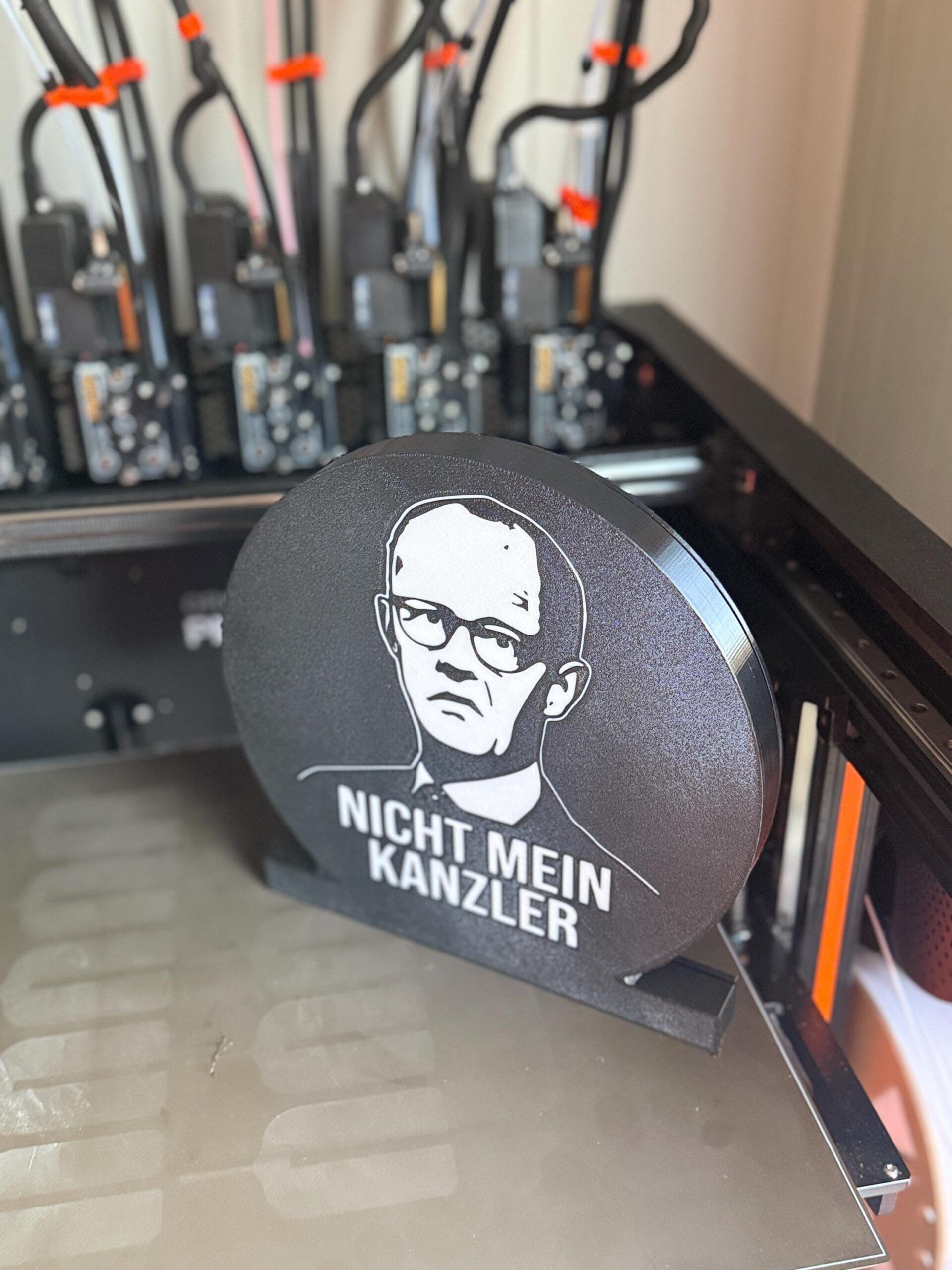 Leuchtkasten „Nicht mein Kanzler – Friedrich Merz“ | 3D-gedruckte Lampe | Statement Lightbox | Schwarz-Weiß – Bild 7
