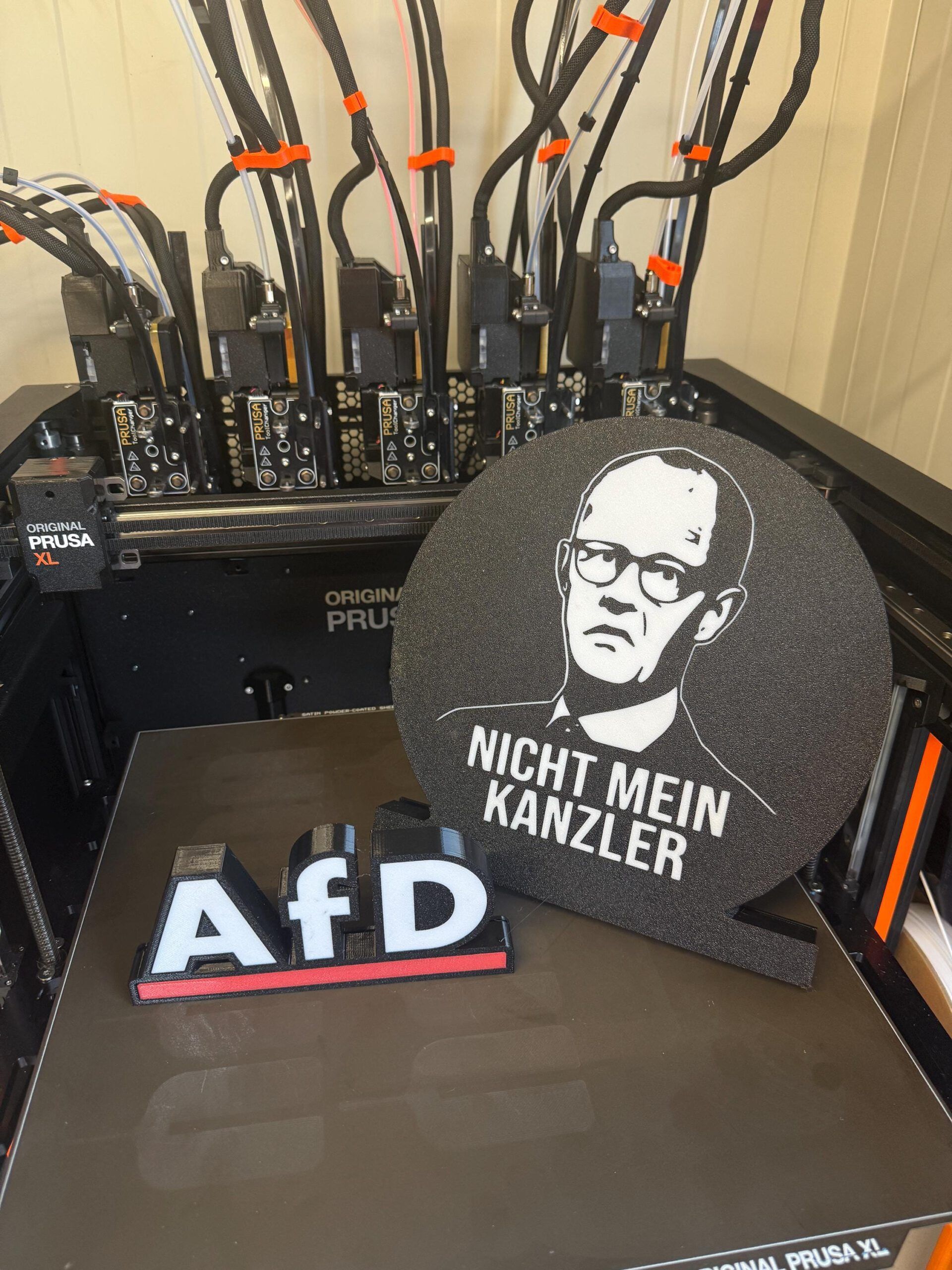 Leuchtkasten „Nicht mein Kanzler – Friedrich Merz“ | 3D-gedruckte Lampe | Statement Lightbox | Schwarz-Weiß – Bild 10