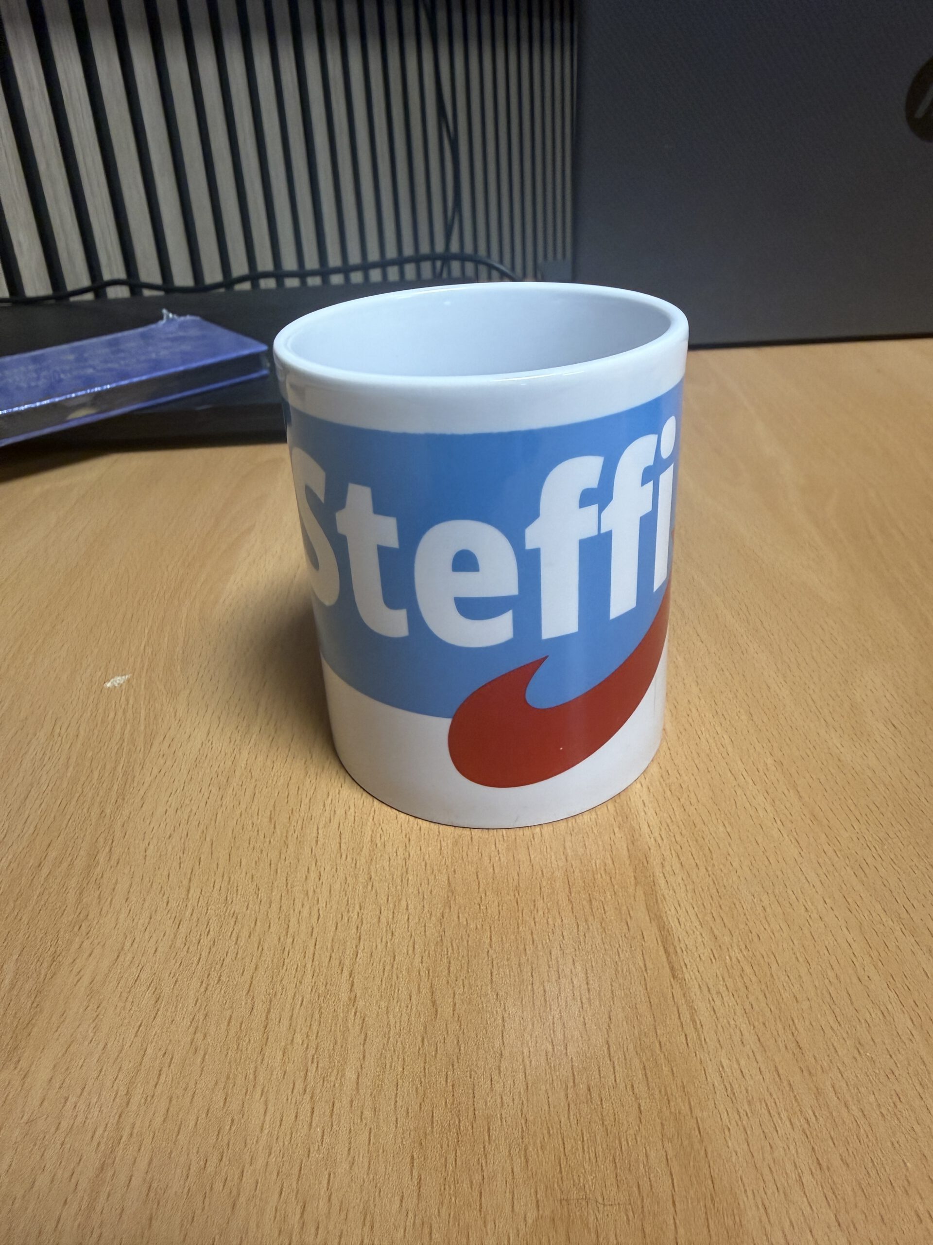 Personalisierte Tasse mit Wunschname – blau-rotes Pfeil-Design – Bild 2